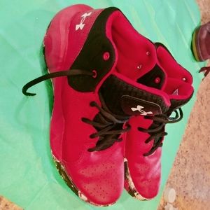 Under Armor kids basketball shoes size 6.5 Y